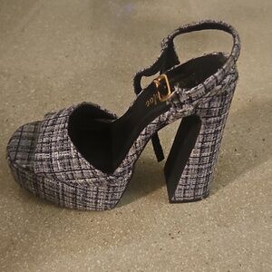 Stylish Gray Plaid Open-Toe Sandals